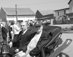 Ks. Andrzej Zocłoński (z prawej) w bryczce podczas wielkanocnej procesji konnej w Bieńkowicach