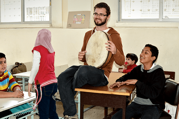 Michał jako wolontariusz pracował z małymi uchodźcami syryjskimi