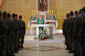 Msza św. w kościele parafii św. Wawrzyńca z udziałem żołnierzy 