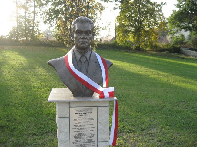 Pomnik Janusza Kurtyki w Morawicy