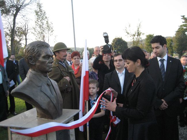 Pomnik Janusza Kurtyki w Morawicy