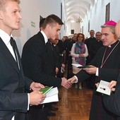 Indeksy wręczyli bp Krzysztof Nitkiewicz oraz ks. Marek Chmielewski, prodziekan teologii na KUL