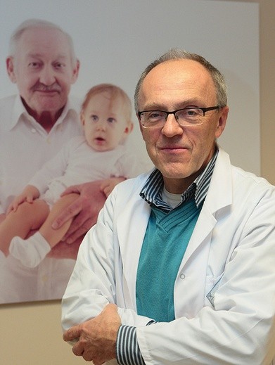 Dr Jarosław Derejczyk jest dyrektorem  szpitala geriatrycznego  im. Jana Pawła II w Katowicach, konsultantem wojewódzkim z geriatrii. 
