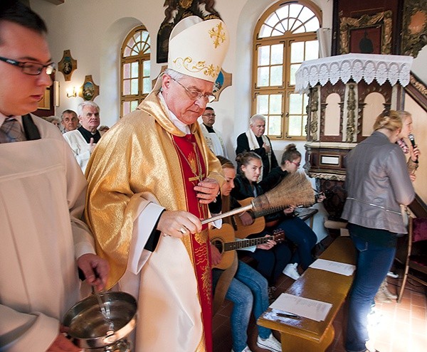  – Od waszej miłości będzie zależało, co stanie się z tym kościołem dalej. Jestem pełen nadziei,  że Bóg będzie mógł w tym miejscu w waszych sercach czynić wielkie rzeczy – mówił mieszkańcom Karścina bp Edward Dajczak