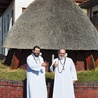 Ojcowie Franciszek Szczurek (z prawej) i Marcin Zaguła, misjonarze Afryki, na tle kaplicy domu zgromadzenia w Natalinie koło Lublina