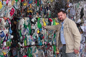  Cyprian Maciejewski, rzecznik Zakładu Utylizacyjnego sp. z o.o. w Gdańsku, przy sprasowanych opakowaniach po chemii gospodarczej z grubego plastiku przeznaczonych do recyklingu