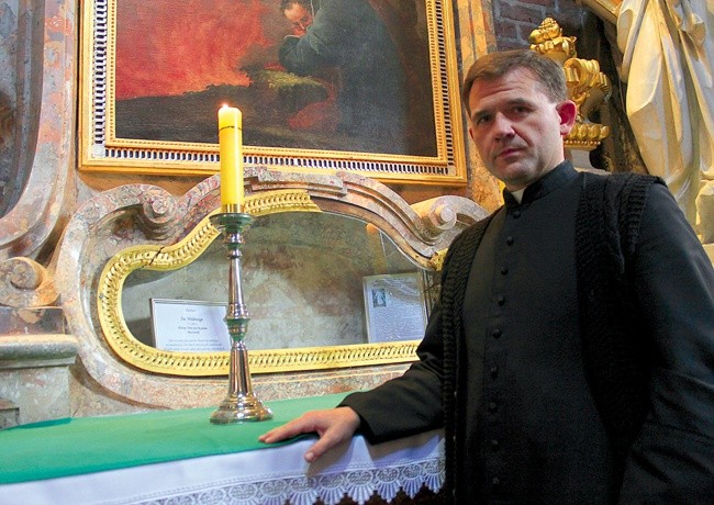 – Młodzi ludzie często modlili się przy ołtarzu, gdzie stały relikwie – mówi ks. Rafał Wyleżoł