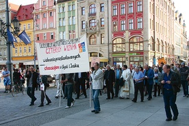 Podczas marszu i modlitwy obok siebie stanęli ludzie modlący się na co dzień w synagodze czy meczecie, w kościele czy cerkwi