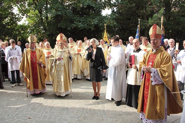 Powyżej: Uroczystości wpisały się w obchody XIV Dnia Papieskiego. Na zdjęciu: odsłonięcie tablicy upamiętniającej jubileusz