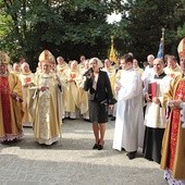 Powyżej: Uroczystości wpisały się w obchody XIV Dnia Papieskiego. Na zdjęciu: odsłonięcie tablicy upamiętniającej jubileusz