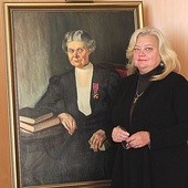 Portret założycielki szkoły można zobaczyć w pokoju dyrektor Danuty Sawickiej