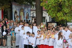 Parafianie z Żabna w oczekiwaniu na obraz