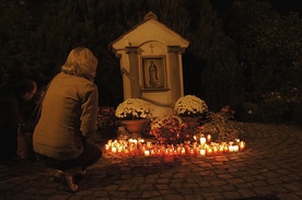 Zapalone znicze położono przed kapliczką Matki Bożej z Guadalupe