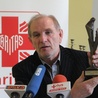 Zbigniew Miazga prezentuje statuetkę, która zostanie wręczona w sobotę laureatowi nagrody "Viventi Caritate" 2014