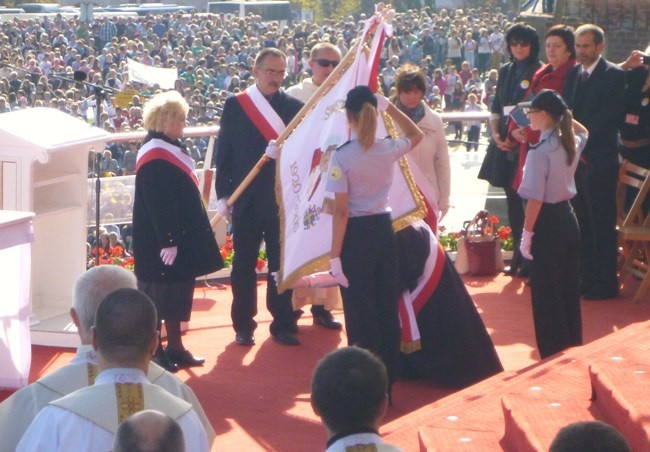 Arcybiskup poświęcił sztandar Rodziny Szkół im. św. Jana Pawła II