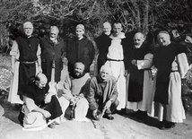 Trapiści z klasztoru w Tibhirine, w Algierii. Siedmiu z nich zostało zamordowanych wiosną 1996 roku. Ich ciał nigdy nie odnaleziono. Przy jednej z dróg odkryto tylko odcięte głowy mnichów