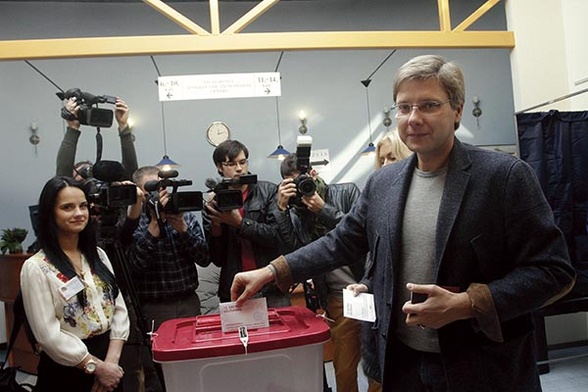 Lider prorosyjskiej partii Zgoda Nił Uszakow (na zdjęciu podczas głosowania w wyborach parlamentarnych) cieszy się sporym zaufaniem i sympatią nie tylko wśród rosyjskojęzycznych mieszkańców Łotwy 