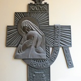 W sanktuarium znajduje się tablica upamiętniająca zamordowanych w Katyniu 