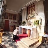 W kaplicy Matki Bożej Miłosierdzia od 7 rano modlą się pątnicy  