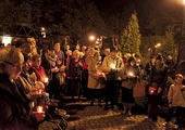  Podczas Eucharystii i procesji światła w Dniu Dziecka Utraconego rodzice opłakujący swoje potomstwo złożyli swój ból i troski u stóp Matki Bożej z Guadalupe