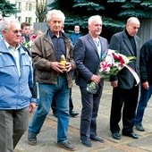  Wśród delegacji, które uczciły straconych 72 lata temu, byli członkowie Stowarzyszenia Osób Represjonowanych i Internowanych w Stanie Wojennym 