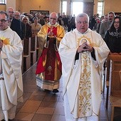 W procesji wejścia z ks. Poniewierskim, który wniósł relikwiarz, szli od lewej: ks. Sławomir Gregorczyk, proboszcz wspólnoty świętującej jubileusz, i ks. Stanisław Traczyński, proboszcz przysuskiej parafii pw. św. Jana Nepomucena