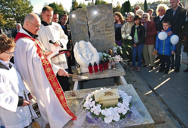 Pierwszemu w Płońsku pochówkowi dzieci utraconych przewodniczył ks. Jarosław Kamiński, diecezjalny duszpasterz rodzin