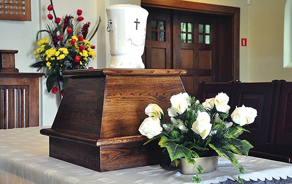  Pogrzeby dzieci utraconych odbywają się w Koszalinie dwa razy w roku. 18 października w zbiorowym grobie na cmentarzu komunalnym pochowano spopielone ciała 194 maluszków (154 ze szpitala w Koszalinie i 38 ze szpitala w Kołobrzegu). W sumie leży tam już 2,1 tys. dzieci