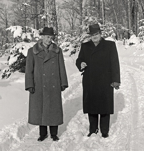 József Antall (z lewej) i Henryk Sławik w górach Mátra, gdzie wizytowali polskie sanatorium i obóz internowanych żołnierzy