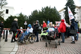 Protestują rodzice niepełnosprawnych dzieci