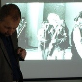 Tomasz Toborek z łódzkiego oddziału IPN prezentował zdjęcia gwiazd muzyki lat 80. XX wieku