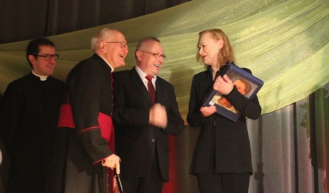Ks. Józef Strączek (drugi z lewej) wraz ze starostą bielskm Andrzejem Płonką dziękuje Edycie Geppert za jej koncert w Porąbce