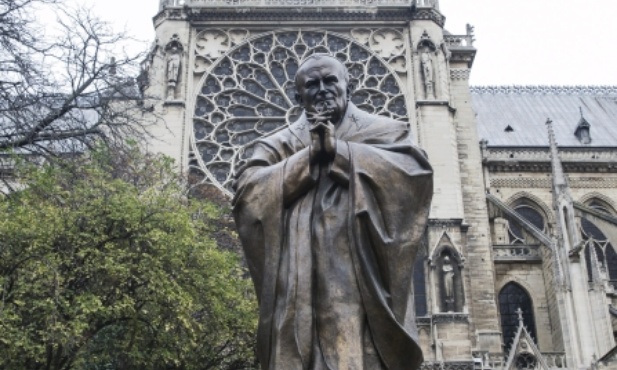 Pomnik św. Jana Pawła II przy Notre-Dame