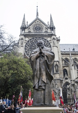 Pomnik św. Jana Pawła II przy Notre-Dame