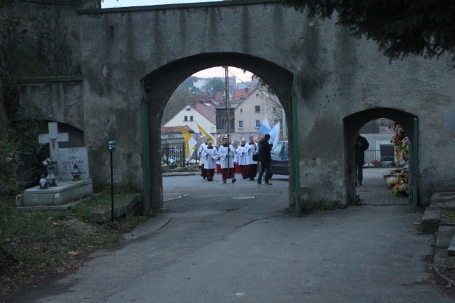 Tam świętych noszą na rękach