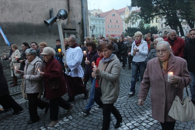 Tam świętych noszą na rękach