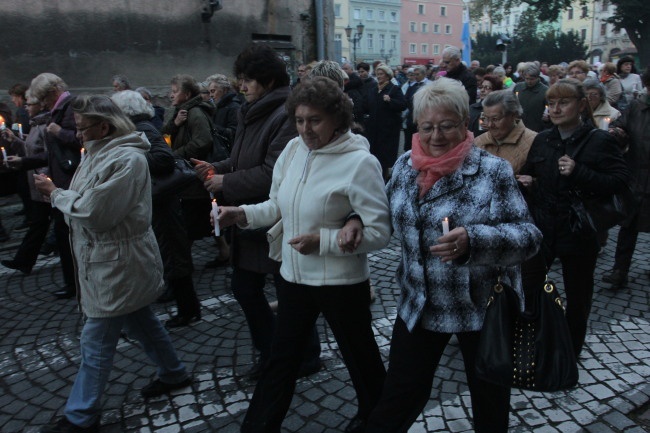 Tam świętych noszą na rękach