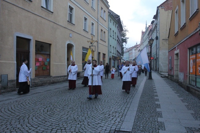 Tam świętych noszą na rękach