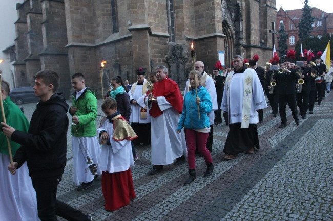 Tam świętych noszą na rękach