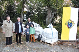 Rycerze Kolumba  w Niedzielę Misyjną  zebrali 3510 kg  makulatury. Zarobili  na studnię 526,50 zł.  To na razie rekord! – cieszą się 