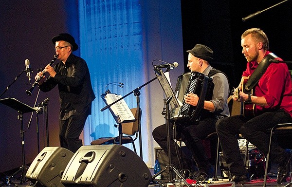 Koncert dla pilskiego hospicjum wypełniły tym razem energiczne bałkańskie i cygańskie brzmienia oraz przejmujące melodie klezmerskie