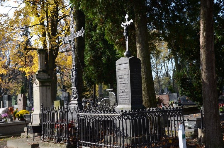 Jak co roku miasto zachęca odwiedzających groby swych bliskich do korzystania z komunikacji miejskiej.