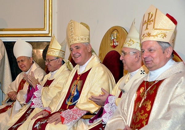 Liturgii z ceremonią ogłoszenia bazyliki przewodniczył kard. Gerhard Müller (trzeci z lewej). Siedzą (od lewej): abp Tomasz Peta z Kazachstanu, abp Zygmunt Zimowski, abp Wacław Depo i bp Henryk Tomasik