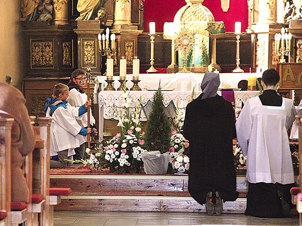  Adoracja Najświętszego Sakramentu