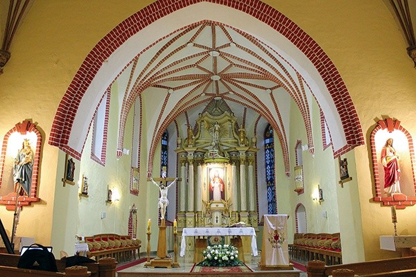 Prezbiterium kościoła oddzielone jest od nawy monumentalnym łukiem tęczowym. Ołtarz wykonany w drewnie w stylu empire datowany jest na 1824 r.