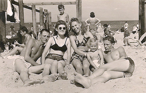  Na plaży fajnie jest. Sopot 1946 rok 