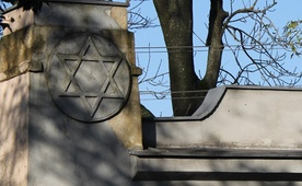 Nowy cmentarz żydowski w Cieszynie znajduje się powyżej starego kirkutu, przy ul. Hażlaskiej