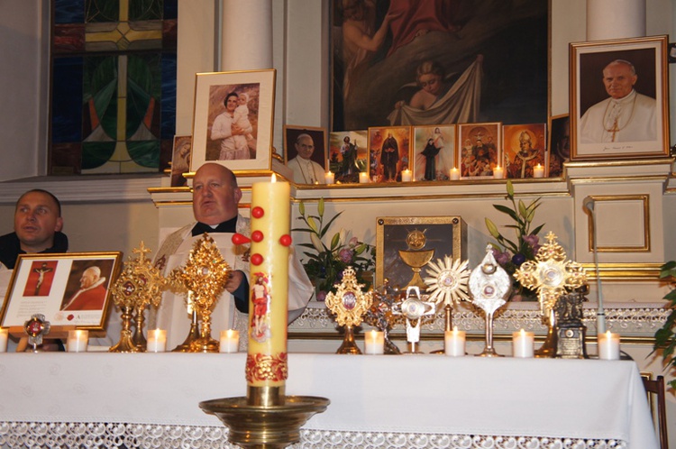 W skierniewickiej Nocy Świętych wzięło udział 11 relikwii świętych i błogosławionych