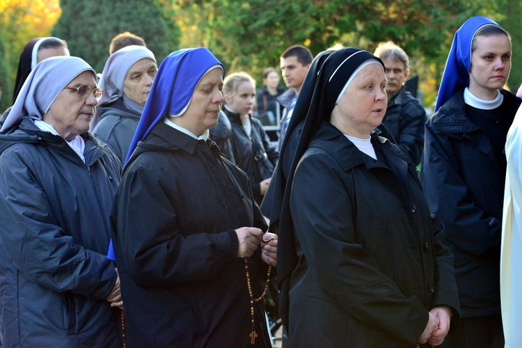 Procesja na cmentarzu