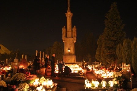 Cmentarz w Zabrzegu nocą